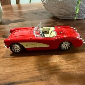Red 1957
CHEVROLET CORVETTE
CONVERTIBLE Diecast Car By Road Tough